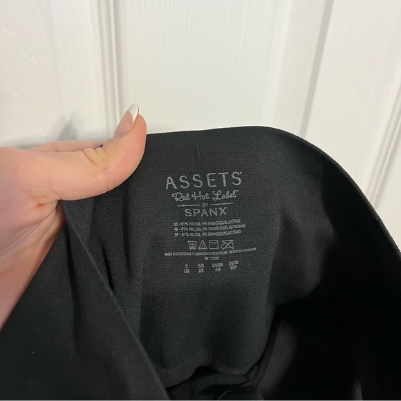 ASSETS by SPANX Women's High-Waist Seamless Leggings - Picture 8 of 10